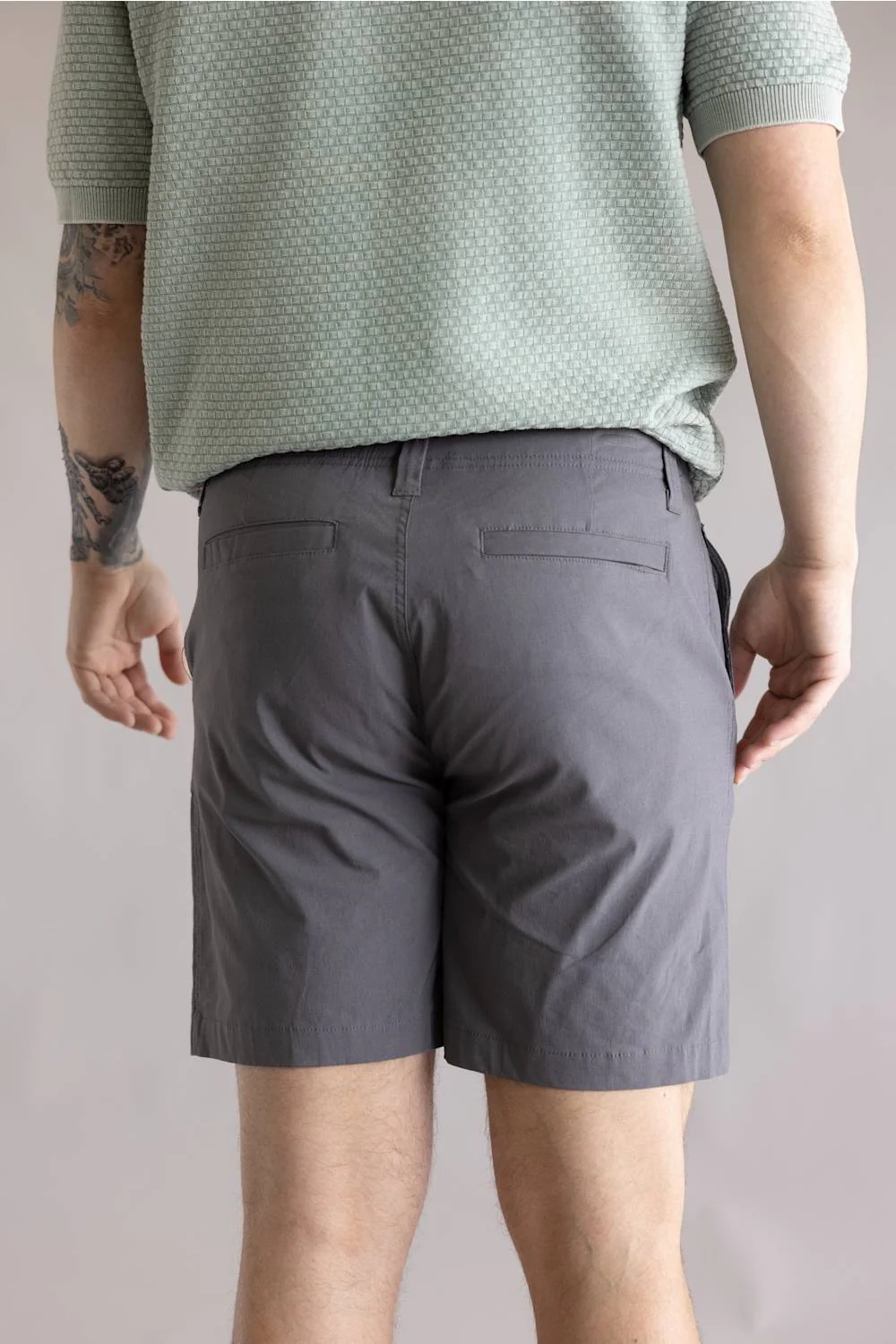 1897 Original Stretch Cotton Shorts for Men in Magnet | GS36808-MAGNET - Image 3