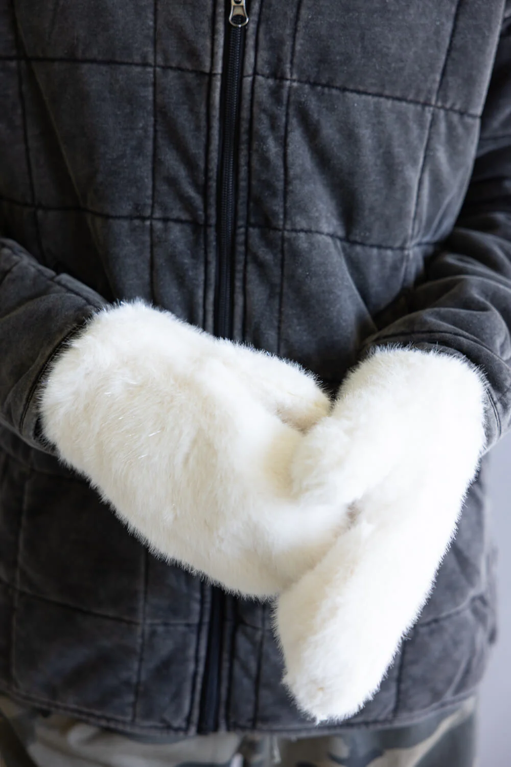 C.C. Glitter Fur Convertible Mitten for Women in Ivory | MTE0169IVY - Image 2