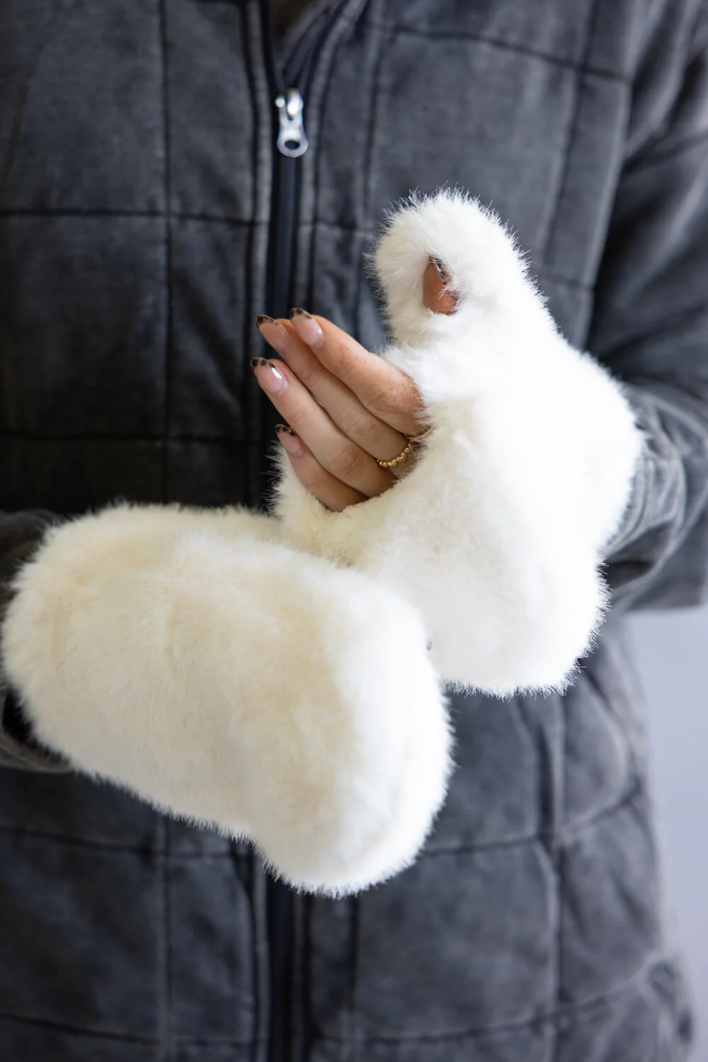 C.C. Glitter Fur Convertible Mitten for Women in Ivory | MTE0169IVY - Image 3