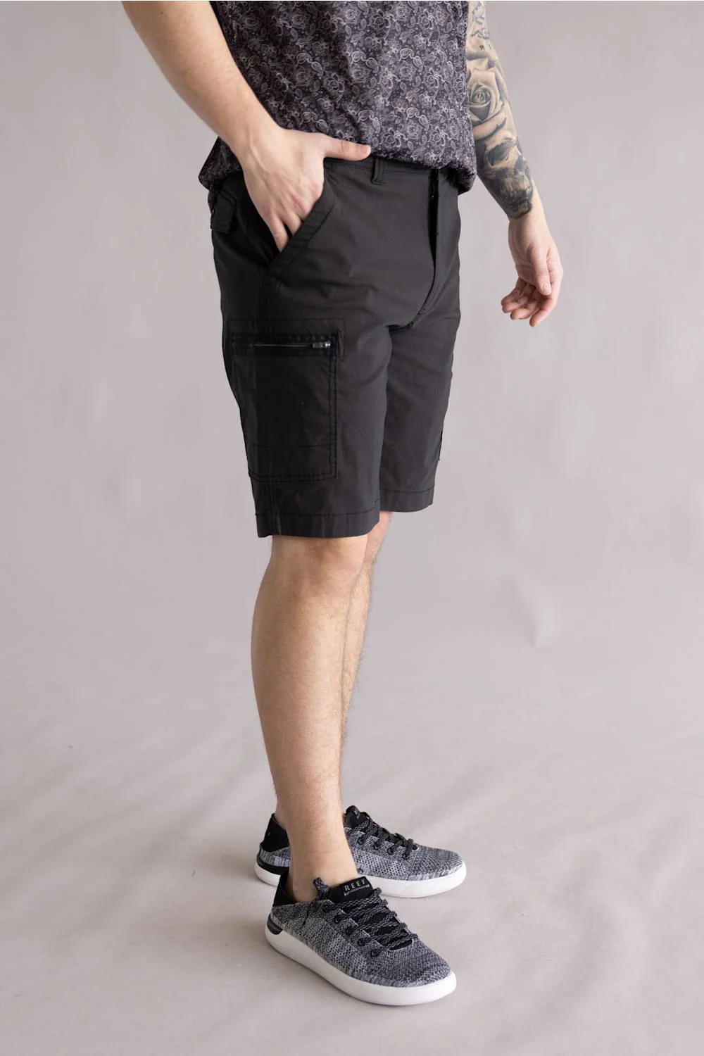 Hallstatt 10 Cargo Shorts for Men in Black | S028-TAPSHOEBLACK - Image 2