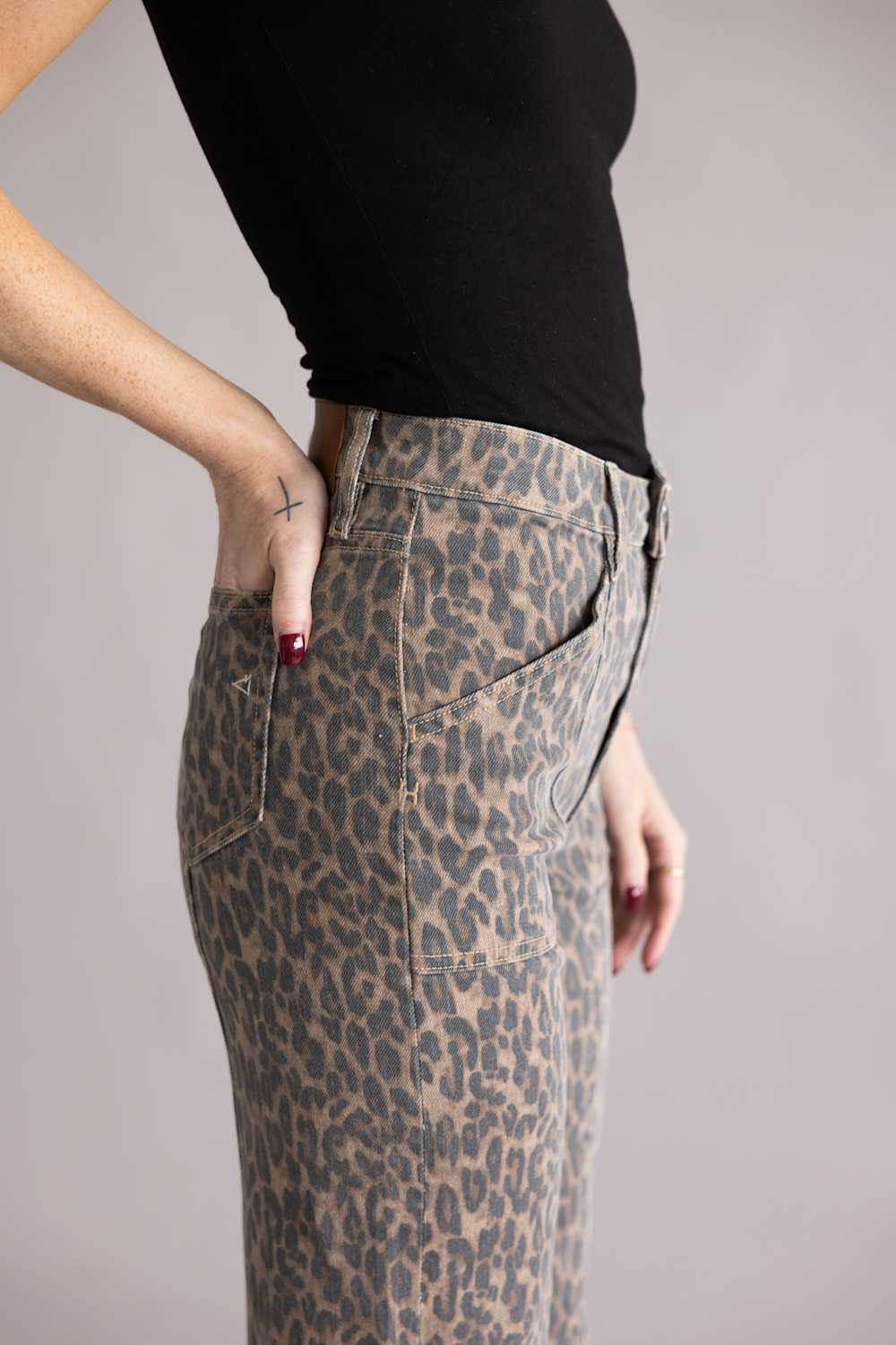 Hidden High Rise Happi Cheetah Flare Jeans for Women  | HD3310CF-CHE - Image 4