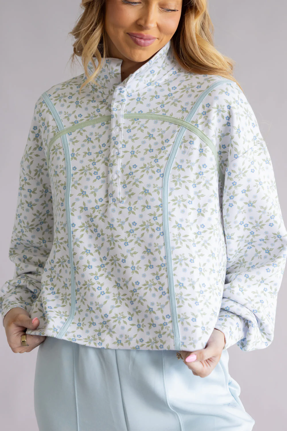 Simply Southern ¼ Snap Collar Cinch Pullover for Women in Blue Flower | PP-0126-TOP-PLL-CINCH-ROBFLR - Image 3