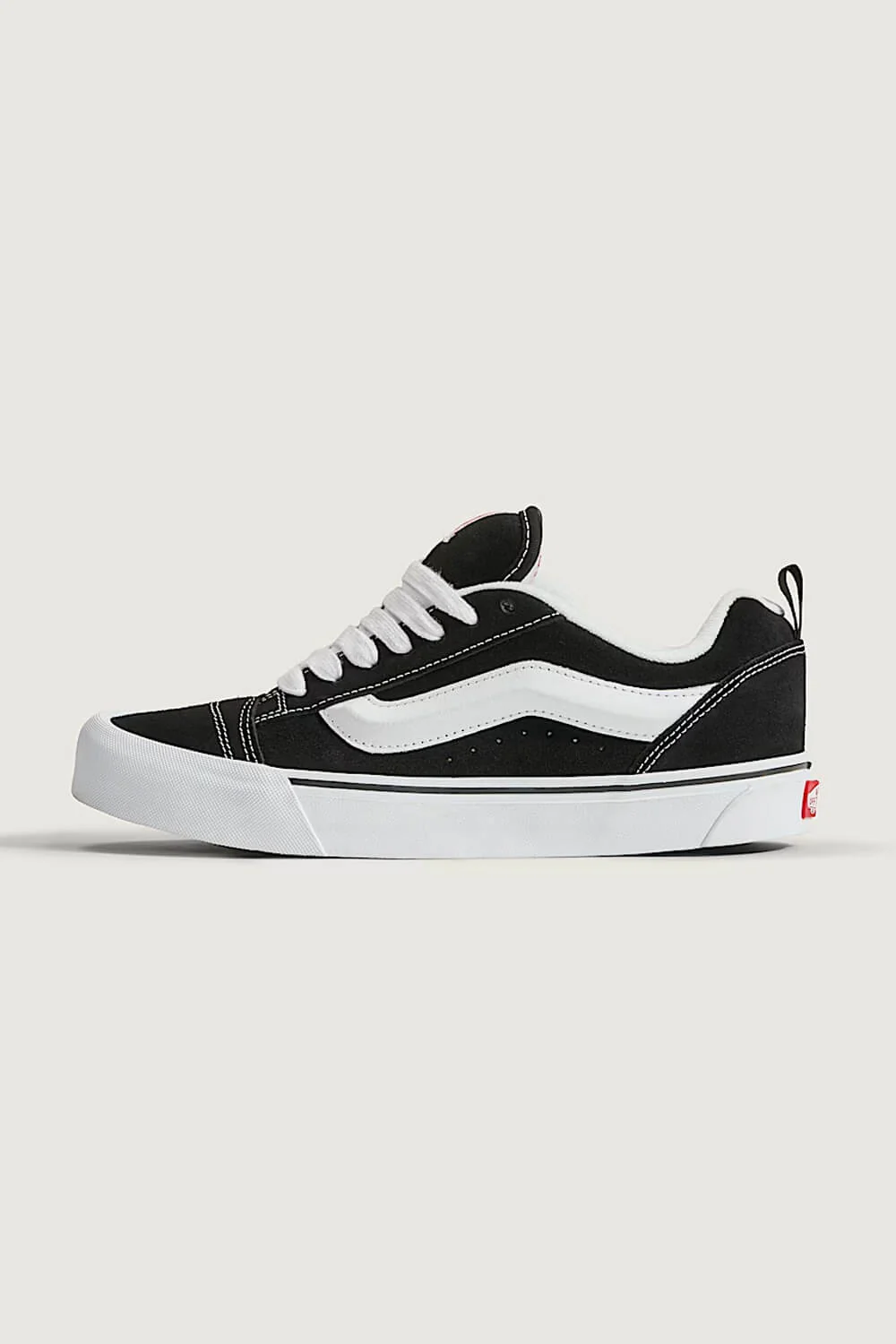 Vans Knu Skool Sneakers for Men in Black | VN0009QC6BT - Image 2